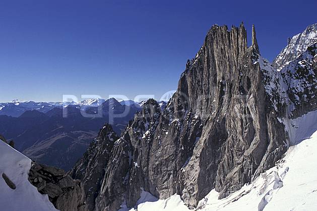ba0857-11LE : Aiguilles de la Brenva , Massif du Mont Blanc, Alpes. Europe, CEE, ciel bleu, falaise, pic, C02, C01 haute montagne, paysage (Italie).