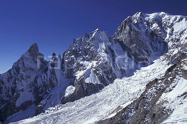 ba0858-19LE : Noire et Blanche de Peuterey, Glacier de la Brenva, Massif du Mont Blanc, Alpes. Europe, CEE, ciel bleu, falaise, glacier, crevasse, sérac, C02, C01 haute montagne, paysage (Italie).