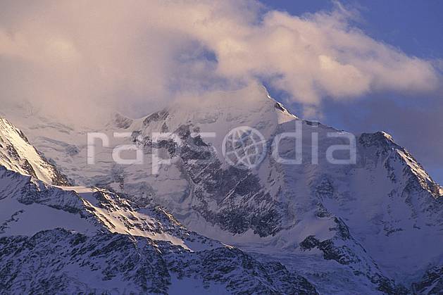 ba0879-22LE : Aiguille de Bionnassay, Massif du Mont Blanc, Alpes. Europe, CEE, ciel nuageux, glacier, brouillard, C02, C01 haute montagne, paysage (France).
