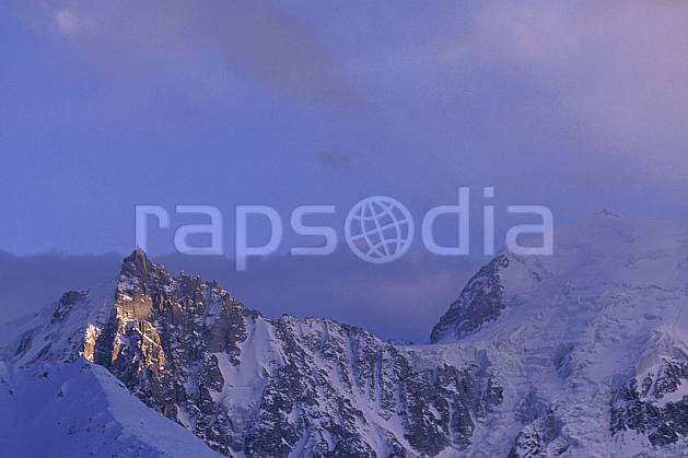 ba0879-27LE : Aiguille du Midi, Mont Blanc du Tacul, Massif du Mont Blanc, Alpes. Europe, CEE, arête, ciel nuageux, brouillard, C02, C01 haute montagne, paysage (France).
