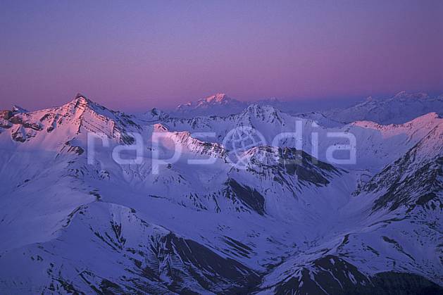 ba0920-01LE : Lever de soleil sur les Alpes depuis la Meije, Oisans, Alpes. Europe, CEE, espace, pureté, coucher de soleil, aurore, C02, C01 haute montagne, paysage (France).