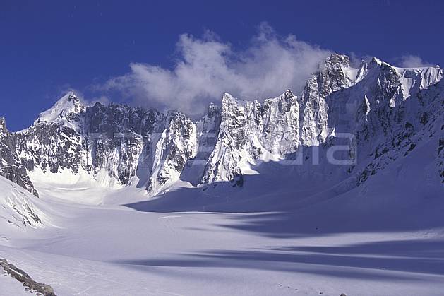ba0954-08LE : Bassin d'Argentière, Mt Dolent, Triolet, Massif du Mont Blanc, Haute-Savoie, Alpes. Europe, CEE, ciel bleu, falaise, C02, C01 haute montagne, paysage, Annecy 2018 (France).