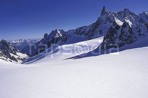 ba0960-02LE : Dent du Géant, Massif du Mont Blanc, Alpes. Europe, CEE, ciel bleu, vallée, poudreuse, C02, C01 haute montagne, paysage (Italie).