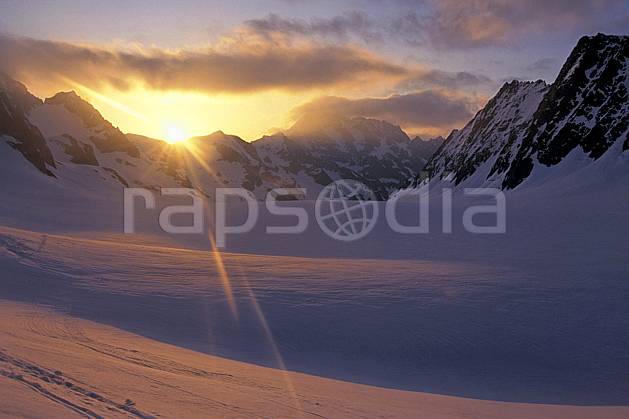 ba0977-21LE : Les Ecrins, lever de soleil sur le glacier Blanc, Oisans, Alpes. Europe, CEE, ciel nuageux, coucher de soleil, C02, C01 haute montagne, paysage, soleil (France).