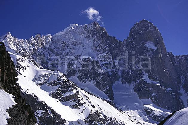 ba1143-16LE : Petite Verte, Aiguille Verte, Pic sans nom, Drus, Massif du Mont Blanc, Haute-Savoie, Alpes. Europe, CEE, ciel bleu, falaise, C02, C01 haute montagne, paysage, Annecy 2018 (France).