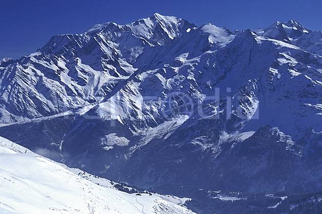 ba2026-31LE : Massif du Mont Blanc, Haute-Savoie, Alpes. Europe, CEE, ciel bleu, C02, C01 haute montagne, paysage, Annecy 2018 (France).