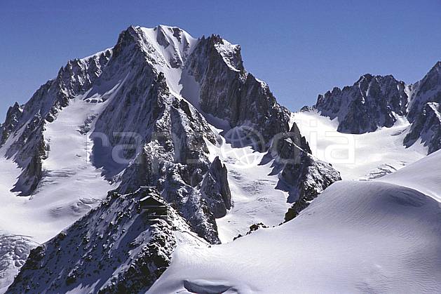 ba2031-14LE : Tête des Grands Montets, Aiguille du Chardonnet, Massif du Mont Blanc, Haute-Savoie, Alpes. Europe, CEE, ciel bleu, falaise, C02, C01 haute montagne, paysage, Annecy 2018 (France).
