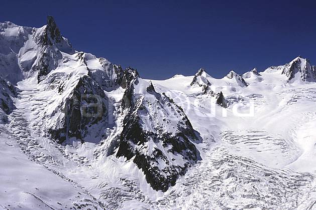 ba2031-20LE : Dent du Géant, glacier du Géant, Tour Ronde, Massif du Mont Blanc, Haute-Savoie, Alpes. Europe, CEE, ciel bleu, falaise, glacier, crevasse, sérac, C02, C01 haute montagne, paysage, Annecy 2018 (France).