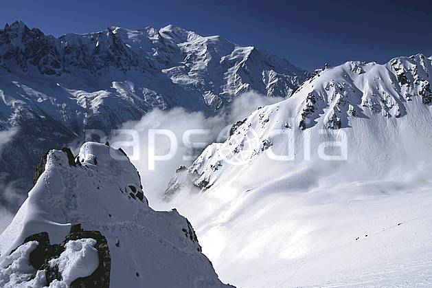 ba2420-02LE : Depuis La Flégère, Massif du Mont Blanc, Chamonix, Haute-Savoie, Alpes. Europe, CEE, ciel bleu, brouillard, C02, C01 haute montagne, paysage, Annecy 2018 (France).