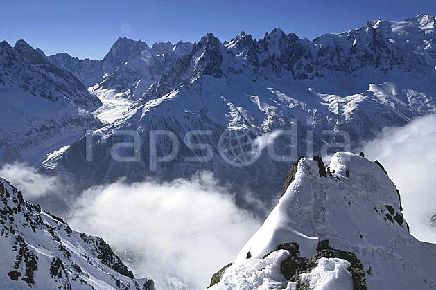 ba2420-03LE : Depuis La Flégère, Massif du Mont Blanc, Chamonix, Haute-Savoie, Alpes. Europe, CEE, ciel bleu, brouillard, panorama, C02, C01 haute montagne, paysage, Annecy 2018 (France).