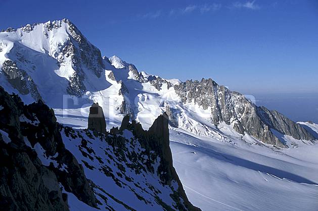 ba2515-34LE : Aiguille du Chardonnet depuis le glacier du Tour, Massif du Mont Blanc, Haute-Savoie, Alpes. Europe, CEE, ciel bleu, C02, C01 haute montagne, paysage, Annecy 2018 (France).