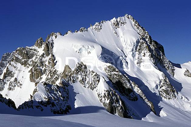 ba2749-12LE : Aiguille du Chardonnet, Haute-Savoie, Alpes. Europe, CEE, ciel bleu, falaise, C02, C01 haute montagne, paysage, Annecy 2018 (France).