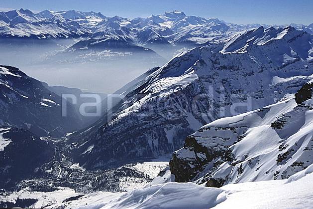 ba2821-23LE : Alpes Suisses depuis le glacier des Diablerets, Alpes. Europe, ciel voilé, brouillard, vallée, C02, C01 haute montagne, paysage (Suisse).