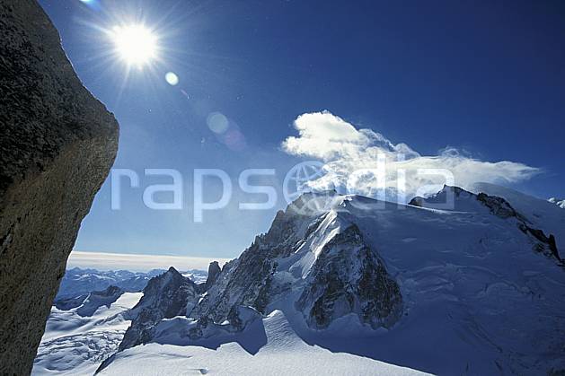 ba3049-26LE : Mont Blanc du Tacul, Mont Maudit, Mont Blanc, Massif du Mont Blanc, Haute-Savoie, Alpes. Europe, CEE, panorama, chaine de montagnes, C02, C01 haute montagne, nuage, paysage, soleil, Annecy 2018 (France).