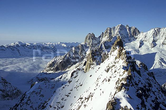 ba3208-23LE : Vallée de Chamonix, Aiguille du Tacul, Les Drus, Aiguille Verte, Massif du Mont Blanc, Haute-Savoie, Alpes. Europe, CEE, panorama, chaine de montagnes, arête, C02, C01 haute montagne, nuage, paysage, Annecy 2018 (France).