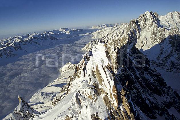 ba3209-32LE : Aiguille de Chamonix, Dru, Aiguille Verte, Aiguilles Rouges, Massif du Mont Blanc, Haute-Savoie, Alpes. Europe, CEE, panorama, chaine de montagnes, vallée, vue aérienne, C02, C01 haute montagne, nuage, paysage, Annecy 2018 (France).
