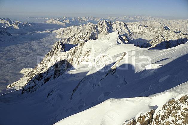 ba3210-03LE : Vallée de Chamonix, Aiguille du Midi, Tacul, pentes du Mont Blanc -Massif du Mont Blanc, Haute-Savoie, Alpes. Europe, CEE, panorama, chaine de montagnes, vue aérienne, C02, C01 haute montagne, nuage, paysage, Annecy 2018 (France).