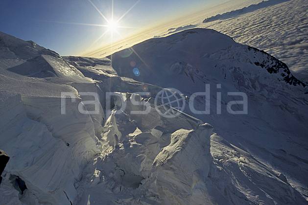 ba3210-32LE : Séracs du Mont Blanc, Aiguille du Goûter, Massif du Mont Blanc, Haute-Savoie, Alpes. Europe, CEE, crevasse, glacier, sérac, C02, C01 haute montagne, nuage, paysage, soleil, Annecy 2018 (France).