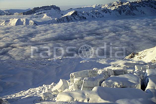 ba3211-01LE : Glacier des Bossons, vallée de Chamonix sous les nuages, Massif du Mont Blanc, Haute-Savoie, Alpes. Europe, CEE, glacier, sérac, crevasse, mer de nuages, C02, C01 haute montagne, nuage, paysage, Annecy 2018 (France).