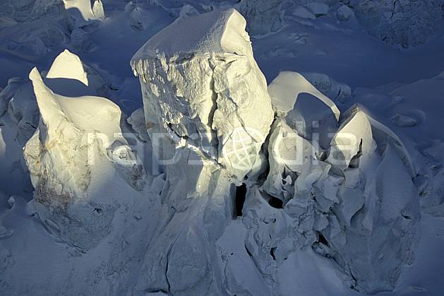 ba3211-04LE : Séracs glacier des Bossons, Massif du Mont Blanc, Haute-Savoie, Alpes. Europe, CEE, crevasse, glacier, sérac, C02, C01 gros plan, haute montagne, paysage, Annecy 2018 (France).