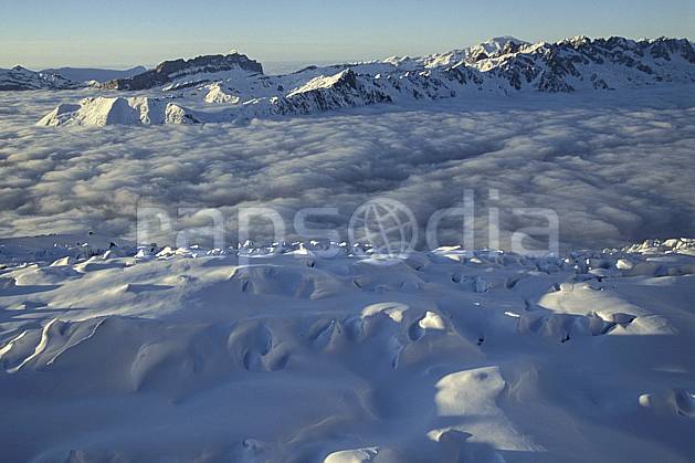 ba3211-11LE : Massif du Mont Blanc, glacier des Bossons. Arrière-plan le massif des Aiguilles Rouges, Massif du Mont Blanc, Haute-Savoie, Alpes. Europe, CEE, panorama, chaine de montagnes, sérac, crevasse, glacier, mer de nuages, C02, C01 haute montagne, nuage, paysage, Annecy 2018 (France).