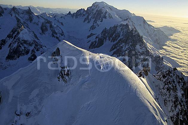 ba3211-20LE : Sommet de l'Aiguille Verte, Aiguilles de Chamonix, Dent du Géant, Vallée Blanche, Mont Blanc, Massif du Mont Blanc, Haute-Savoie, Alpes. Europe, CEE, sommet, panorama, chaine de montagnes, C02, C01 haute montagne, nuage, paysage, Annecy 2018 (France).