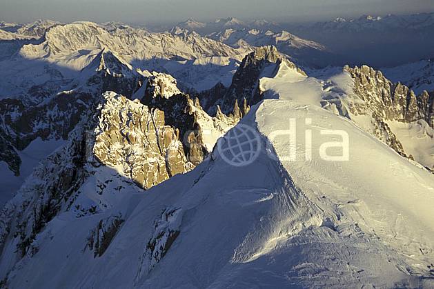 ba3211-23LE : Sommet de l'Aiguille Verte, Droites, Courtes, Massif du Mont Blanc, Haute-Savoie, Alpes. Europe, CEE, panorama, chaine de montagnes, sommet, vue aérienne, C02, C01 haute montagne, paysage, Annecy 2018 (France).