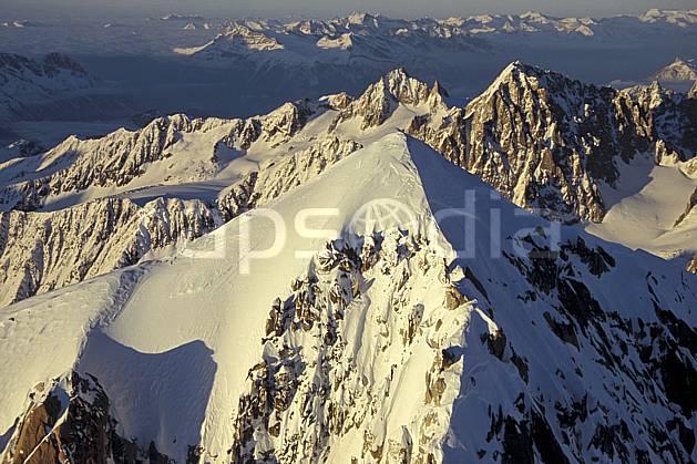 ba3211-25LE : Sommet de l'Aiguille Verte, Aiguille du Chardonnet, Massif du Mont Blanc, Haute-Savoie, Alpes. Europe, CEE, panorama, chaine de montagnes, sommet, C02, C01 haute montagne, paysage, Annecy 2018 (France).