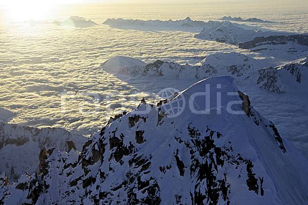 ba3211-26LE : Aiguille Verte. Arrière-plan Giffre et Aravis, Massif du Mont Blanc, Haute-Savoie, Alpes. Europe, CEE, panorama, chaine de montagnes, vue aérienne, C02, C01 haute montagne, nuage, paysage, soleil, Annecy 2018 (France).