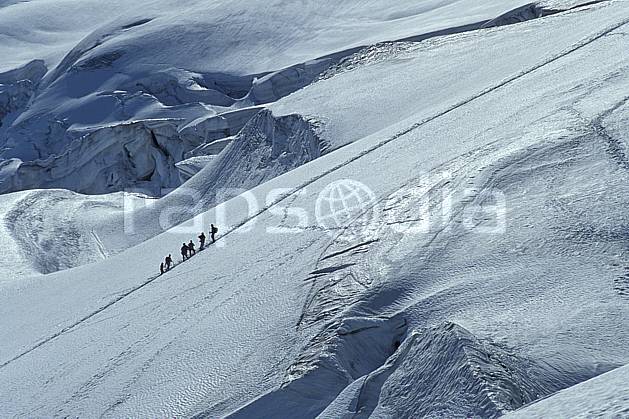 bb0301-27LE : Glacier du Géant, Haute-Savoie, Alpes. alpinisme Europe, CEE, sport, loisir, action, sport extrême, sport de montagne, ascension, complicité, confiance, cordée, C02, C01 groupe, haute montagne, personnage, Annecy 2018 (France).