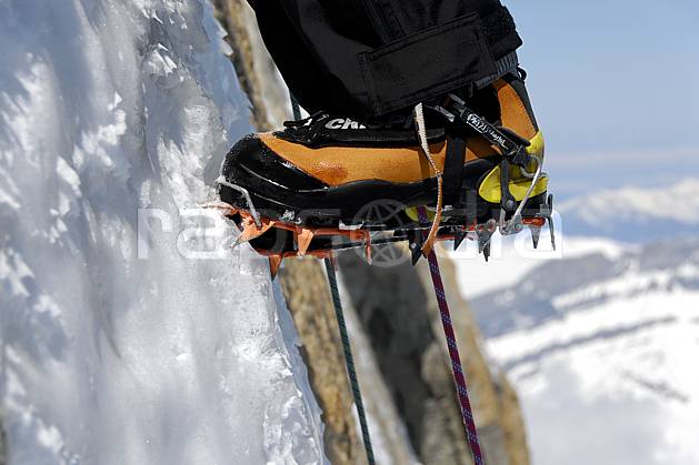 bb061245LE : Alpinisme mixte, Crampon, Alpes. alpinisme Europe, CEE, sport, loisir, action, sport extrême, sport de montagne, falaise, crampon, chaussure, corde, C02, C01 gros plan, groupe, haute montagne, homme, matériel, personnage (France).