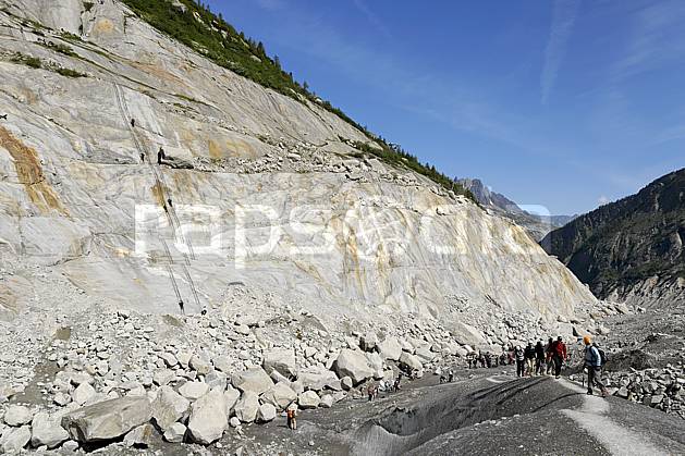 bb062783LE : Glacier de la Mer de Glace, Chamonix, Haute-Savoie, Alpes. alpinisme Europe, CEE, sport, loisir, action, sport extrême, sport de montagne, glacier, crevasse, sérac, cordée, C02, C01 groupe, haute montagne, paysage, personnage, Annecy 2018 (France).