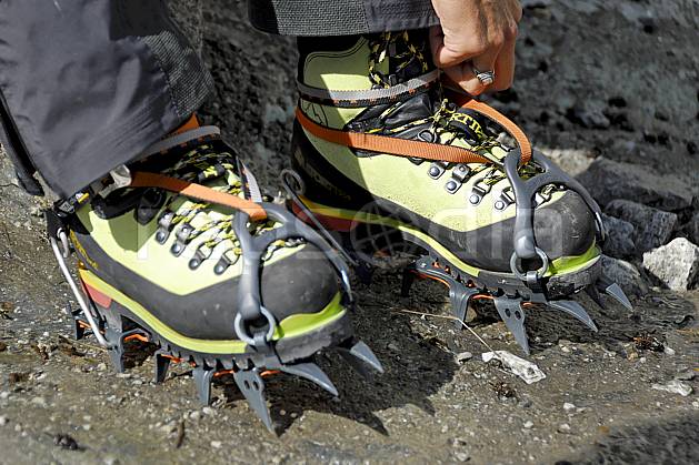 bb062787LE : Chaussage de crampons, Alpes. alpinisme Europe, CEE, sport, loisir, action, sport extrême, sport de montagne, glacier, crampon, chaussure, C02, C01 haute montagne, matériel, personnage (France).