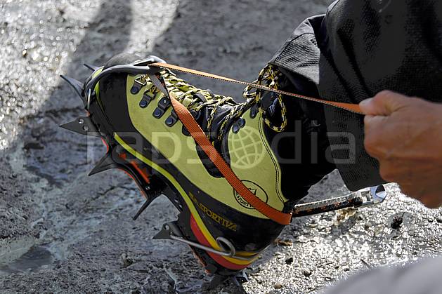 bb062788LE : Chaussage de crampons, Alpes. alpinisme Europe, CEE, sport, loisir, action, sport extrême, sport de montagne, glacier, crampon, chaussure, C02, C01 haute montagne, matériel, personnage (France).
