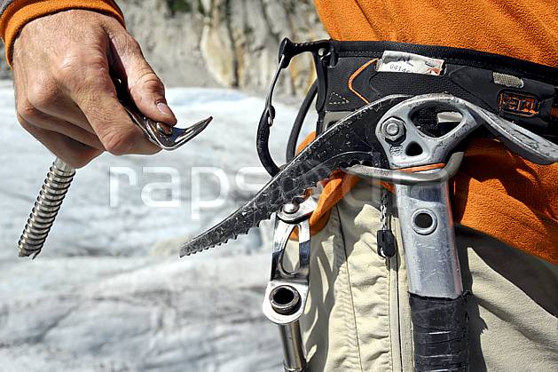 bb062824LE : Baudrier, piolet et broches à glace, Haute-Savoie, Alpes. alpinisme Europe, CEE, sport, loisir, action, sport extrême, sport de montagne, glacier, piolet, baudrier, broche, C02, C01 haute montagne, personnage, Annecy 2018 (France).