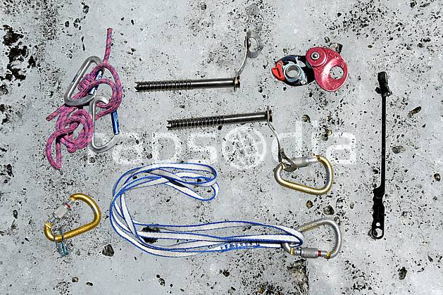 bb062904LE : Nécessaire à remontée d'une crevasse, Broches, sangles, poulie, mousquetons, Alpes. alpinisme Europe, CEE, sport, loisir, action, sport extrême, sport de montagne, glacier, relais, broche, sangle, mousqueton, C02, C01 haute montagne, matériel, personnage (France).