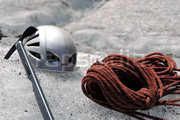 bb062910LE : Corde, piolet, casque, Alpes. alpinisme Europe, CEE, sport, loisir, action, sport extrême, sport de montagne, glacier, piolet, casque, corde, C02, C01 haute montagne, matériel, personnage (France).