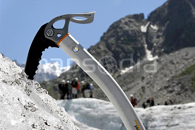 bb062914LE : Piolet, Alpes. alpinisme Europe, CEE, sport, loisir, action, sport extrême, sport de montagne, glacier, piolet, C02, C01 haute montagne, matériel, personnage (France).