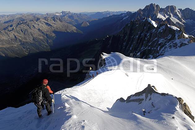 bb063587LE : Alpinistes sur l'arête de l'Aiguille du Midi, Massif du Mont Blanc, Haute-Savoie, Alpes. alpinisme Europe, CEE, sport, loisir, action, sport extrême, sport de montagne, arête, descente, vallée, panorama, chaine de montagnes, C02, C01 groupe, haute montagne, paysage, personnage, Annecy 2018 (France).