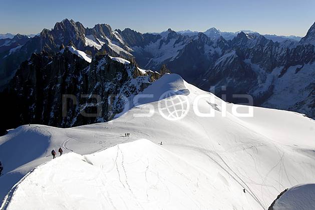 bb063588LE : Alpinistes sur l'arête de l'Aiguille du Midi, Massif du Mont Blanc, Haute-Savoie, Alpes. alpinisme Europe, CEE, sport, loisir, action, sport extrême, sport de montagne, arête, descente, panorama, chaine de montagnes, C02, C01 haute montagne, paysage, personnage, Annecy 2018 (France).