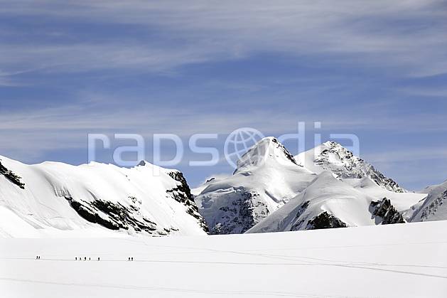 bb072098LE : Vue sur Castor et Polux et cordées d'alpinistes montant au Breithorn, depuis les pistes de Cervinia, Alpes. alpinisme Europe, CEE, sport, loisir, action, sport extrême, sport de montagne, trace, C02 haute montagne, paysage, personnage (Italie).