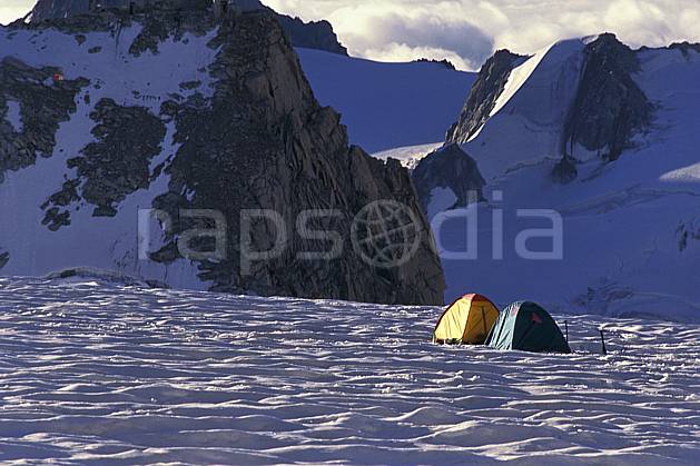 bb0811-20LE : Col du Midi, Massif du Mont Blanc, Haute-Savoie, Alpes. alpinisme Europe, CEE, sport, loisir, action, sport extrême, sport de montagne, ciel nuageux, falaise, tente, C02, C01 bivouac, haute montagne, nuage, paysage, Annecy 2018 (France).
