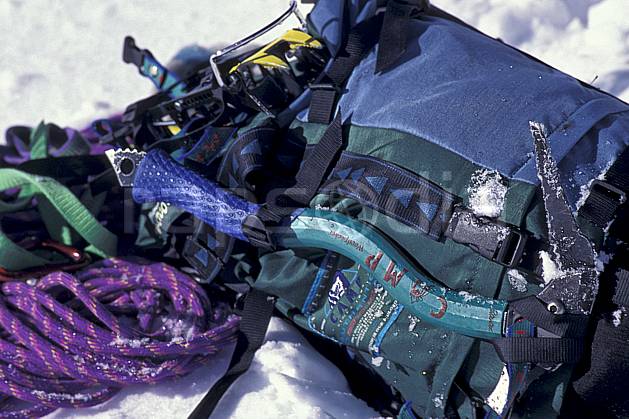 bb0847-33LE : Matériel d'alpanisme Crampons, piolet, corde, sac à dos, Haute-Savoie, Alpes. alpinisme Europe, CEE, sport, loisir, action, sport extrême, sport de montagne, corde, crampon, piolet, sac à dos, C02, C01 gros plan, haute montagne, matériel, personnage, Annecy 2018 (France).