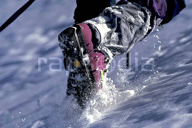 bb0848-10LE : Chaussure d'Haute-Savoie, Alpes. alpinisme Europe, CEE, sport, loisir, action, sport extrême, sport de montagne, crampon, C02, C01 gros plan, haute montagne, matériel, personnage, Annecy 2018 (France).
