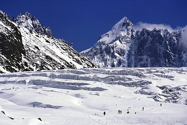 bb0953-21LE : Glacier d'Argentière, Mont Dolent, Haute-Savoie, Alpes. alpinisme Europe, CEE, sport, loisir, action, sport extrême, sport de montagne, ciel bleu, crevasse, falaise, glacier, sérac, C02, C01 haute montagne, paysage, personnage, Annecy 2018 (France).