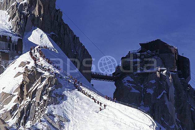 bb2356-20LE : Aiguille de midi, Massif du Mont Blanc, Chamonix, Haute-Savoie, Alpes. alpinisme Europe, CEE, sport, loisir, action, sport extrême, sport de montagne, arête, ciel bleu, pont, C02, C01 environnement, groupe, haute montagne, personnage, Annecy 2018 (France).