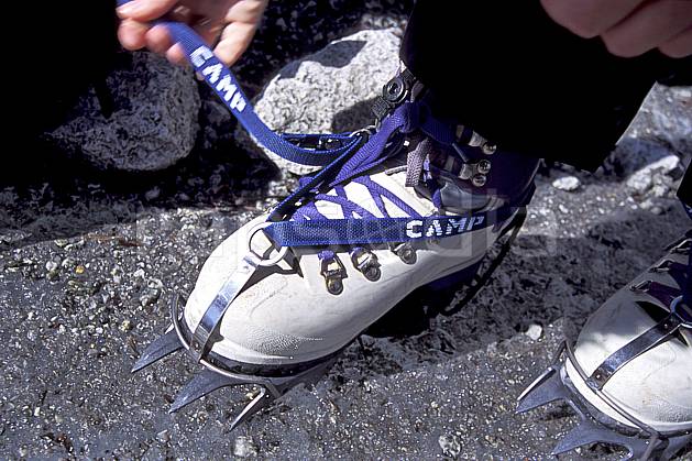 bb2502-19LE : Crampons semi-rapides, Alpes. alpinisme Europe, CEE, sport, loisir, action, sport extrême, sport de montagne, crampon, chaussure, C02, C01 gros plan, haute montagne, matériel, personnage (France).