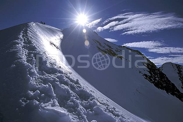 bb2506-24LE : Ascension des Dômes de Miage, Massif du Mont Blanc, Haute-Savoie, Alpes. alpinisme Europe, CEE, sport, loisir, action, sport extrême, sport de montagne, arête, ascension, ciel bleu, contrejour, C02, C01 groupe, haute montagne, personnage, soleil, Annecy 2018 (France).