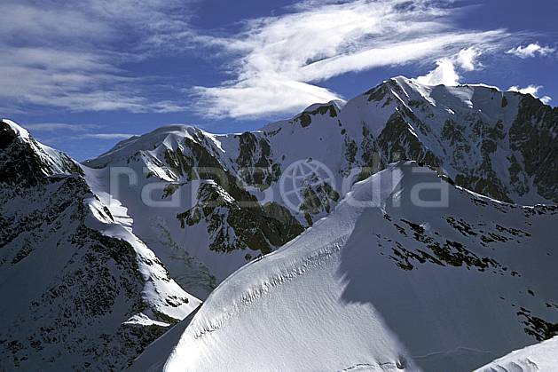 bb2507-10LE : Dômes de Miage, Mont Blanc, Haute-Savoie, Alpes. alpinisme Europe, CEE, sport, loisir, action, sport extrême, sport de montagne, arête, ascension, ciel nuageux, complicité, confiance, cordée, C02, C01 groupe, haute montagne, paysage, personnage, Annecy 2018 (France).