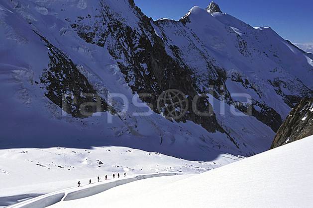 bb2507-20LE : Glacier de Tré la Tête, Massif du Mont Blanc, Haute-Savoie, Alpes. alpinisme Europe, CEE, sport, loisir, action, sport extrême, sport de montagne, ciel bleu, complicité, confiance, cordée, crevasse, balade, C02, C01 groupe, haute montagne, paysage, personnage, Annecy 2018 (France).